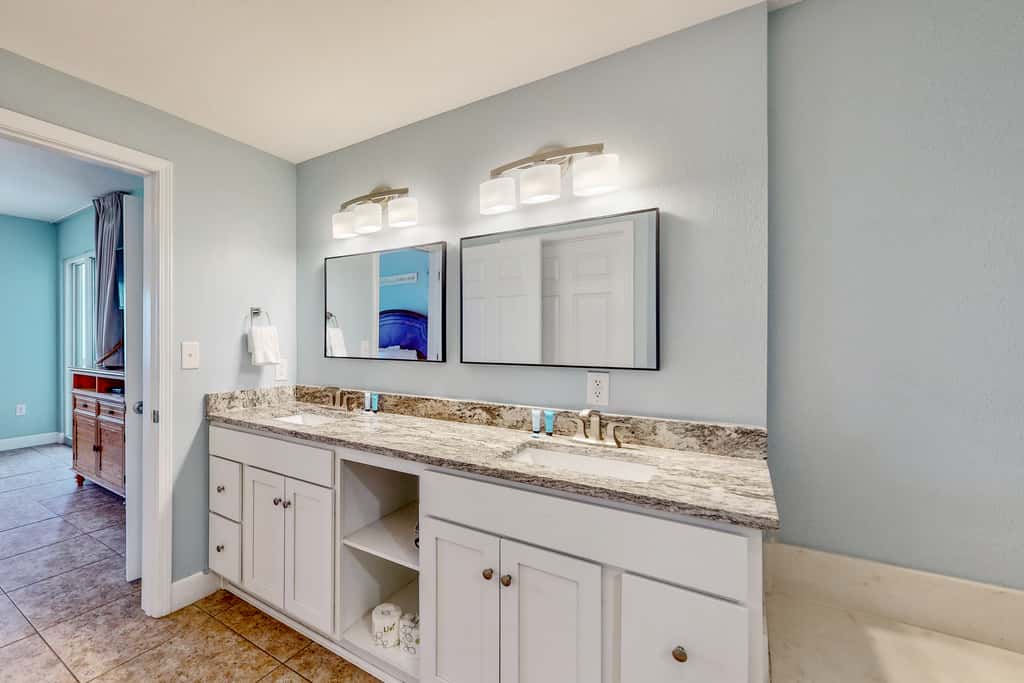 Gulf-front resort condo with 2 on-site lagoon pools, hot tubs & beach service