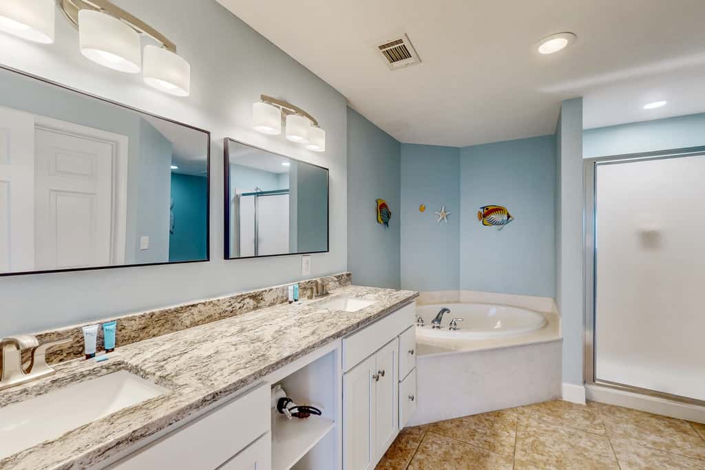 Gulf-front resort condo with 2 on-site lagoon pools, hot tubs & beach service