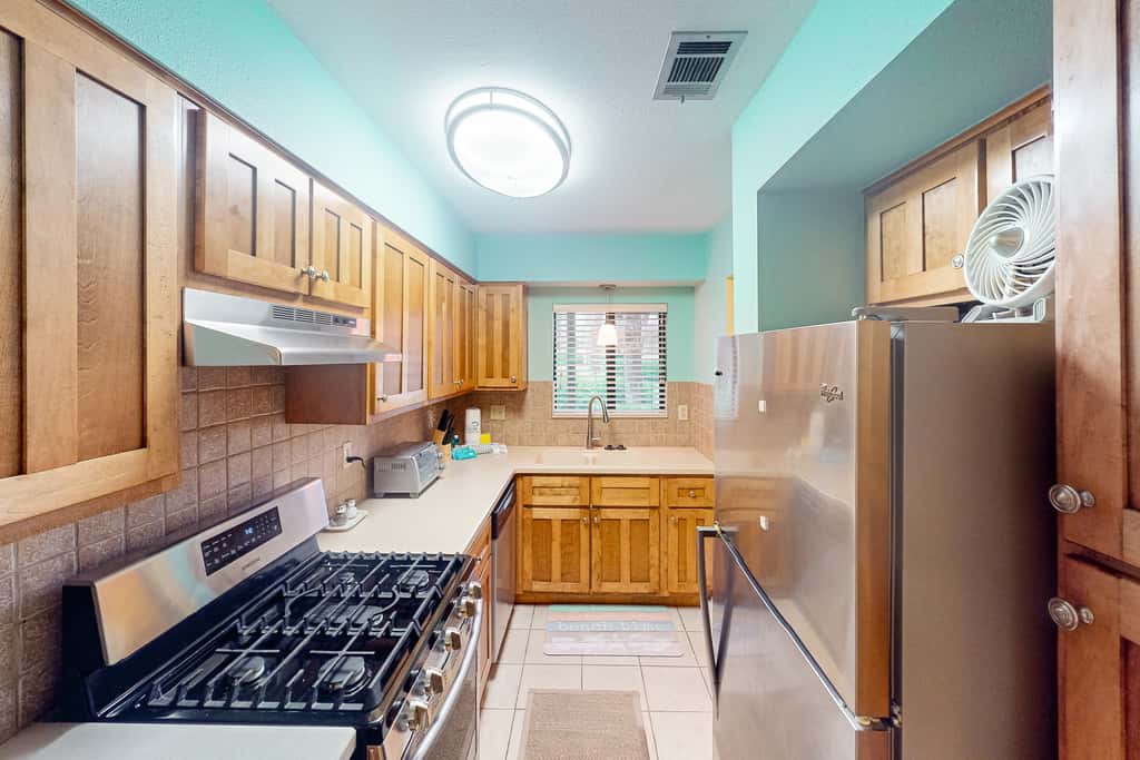 Sunny condo near the sand with pool, hot tub, tennis, smart TV, W&D, & AC