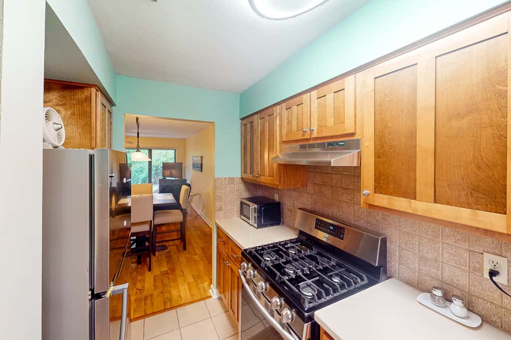 Sunny condo near the sand with pool, hot tub, tennis, smart TV, W&D, & AC
