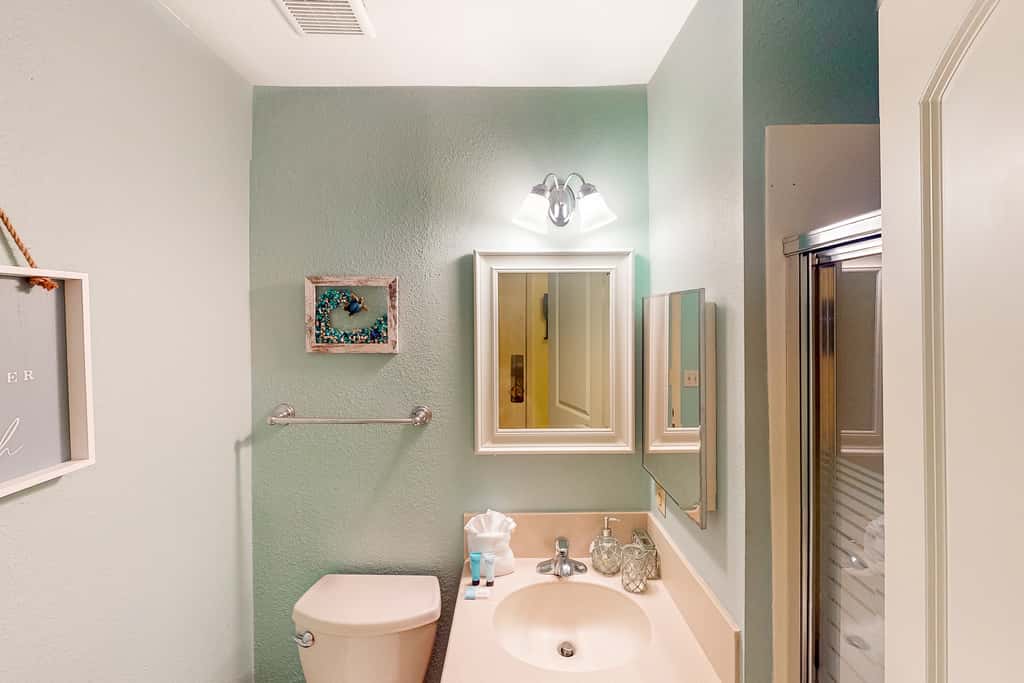 Sunny condo near the sand with pool, hot tub, tennis, smart TV, W&D, & AC