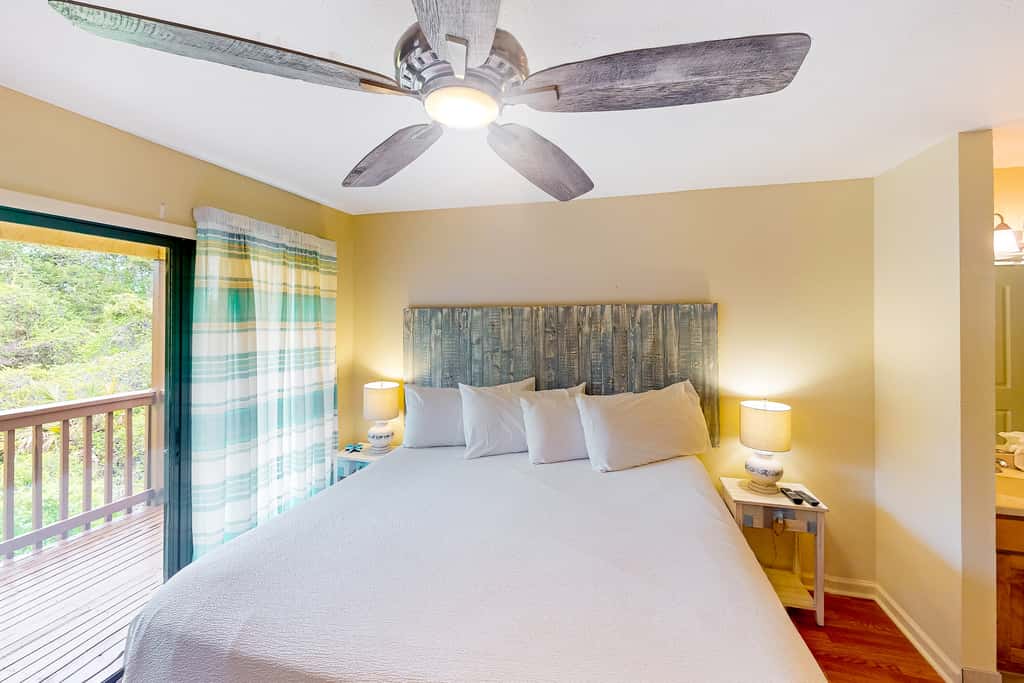 Sunny condo near the sand with pool, hot tub, tennis, smart TV, W&D, & AC