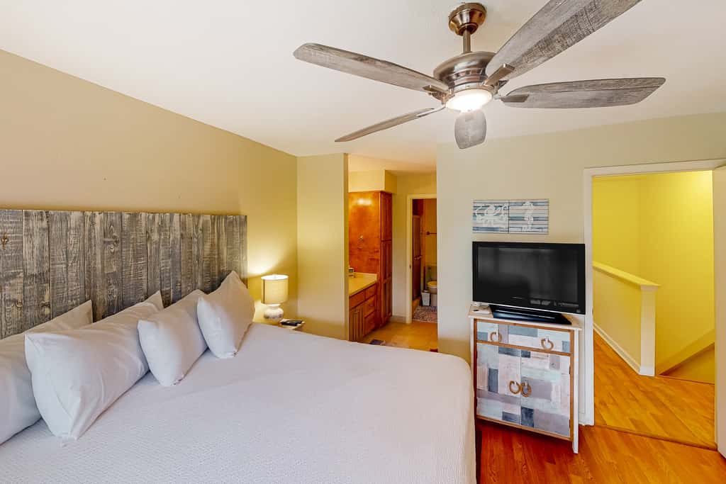 Sunny condo near the sand with pool, hot tub, tennis, smart TV, W&D, & AC