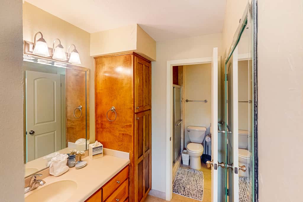 Sunny condo near the sand with pool, hot tub, tennis, smart TV, W&D, & AC