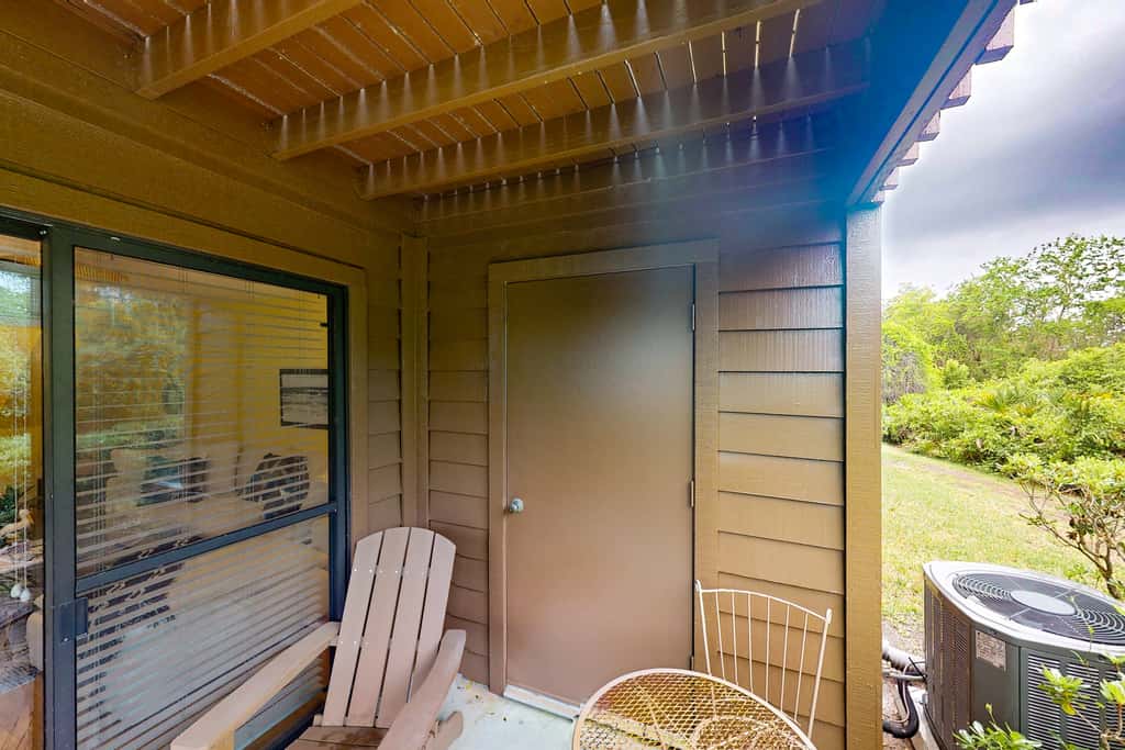 Sunny condo near the sand with pool, hot tub, tennis, smart TV, W&D, & AC