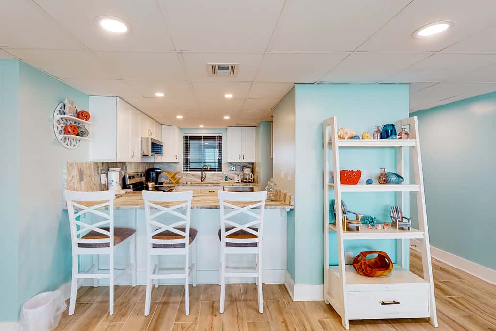 Charming & elegant Gulf-front condo w/shared pools, hot tub, gym