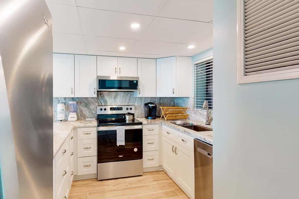 Charming & elegant Gulf-front condo w/shared pools, hot tub, gym