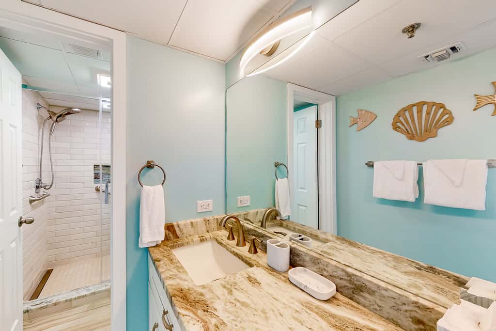 Charming & elegant Gulf-front condo w/shared pools, hot tub, gym
