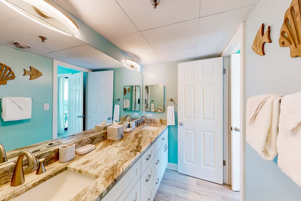 Charming & elegant Gulf-front condo w/shared pools, hot tub, gym