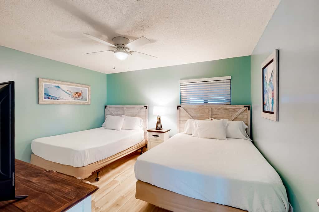 Charming & elegant Gulf-front condo w/shared pools, hot tub, gym