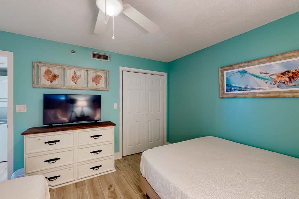 Charming & elegant Gulf-front condo w/shared pools, hot tub, gym