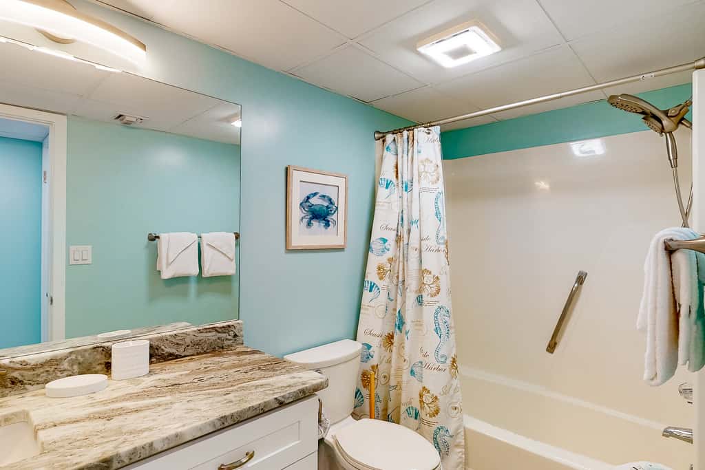 Charming & elegant Gulf-front condo w/shared pools, hot tub, gym