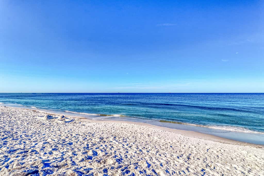 Charming & elegant Gulf-front condo w/shared pools, hot tub, gym