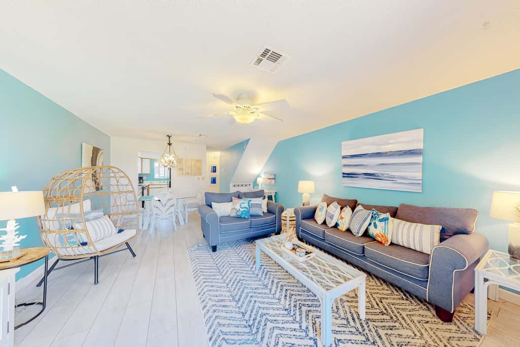 Relaxing townhome with pool, tennis court, beach access, balcony, patio, & TV