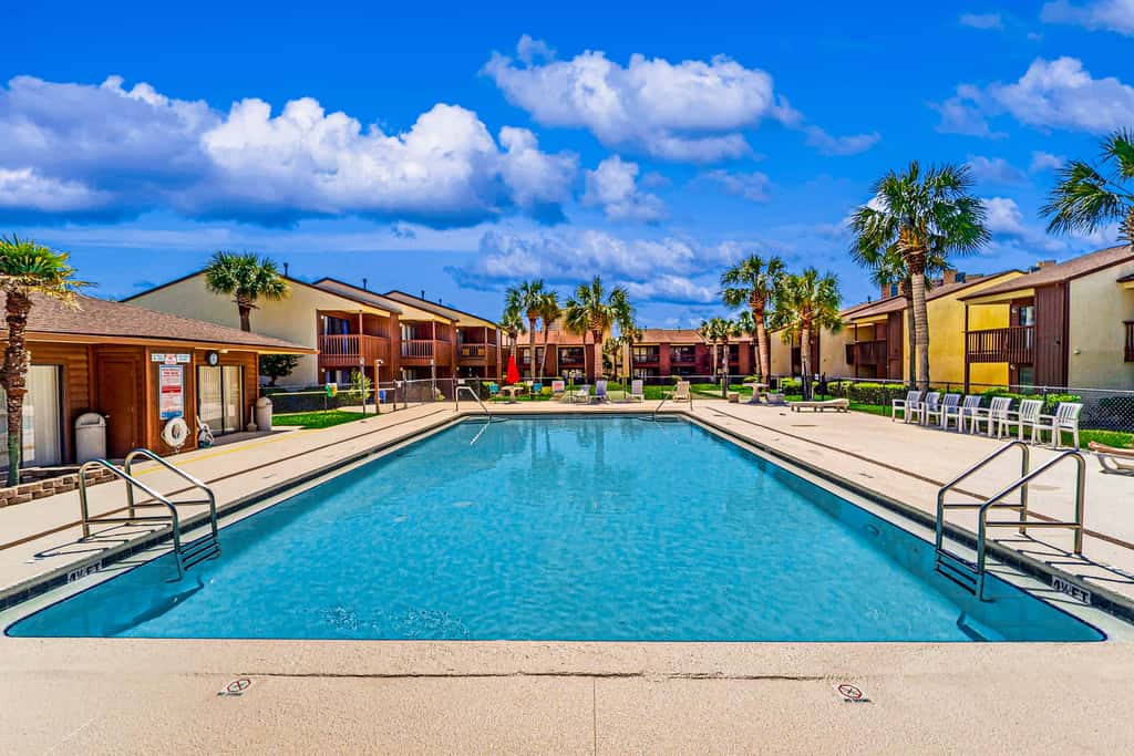 Relaxing townhome with pool, tennis court, beach access, balcony, patio, & TV