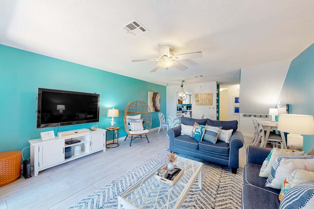 Relaxing townhome with pool, tennis court, beach access, balcony, patio, & TV