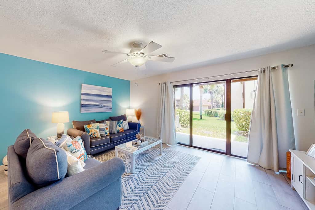 Relaxing townhome with pool, tennis court, beach access, balcony, patio, & TV