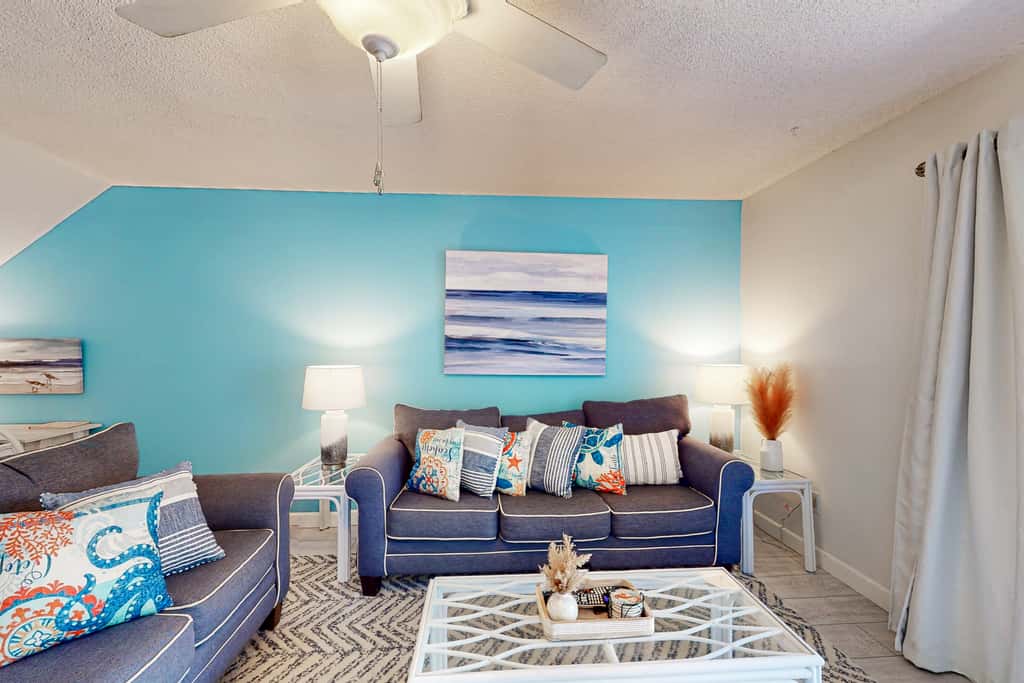 Relaxing townhome with pool, tennis court, beach access, balcony, patio, & TV