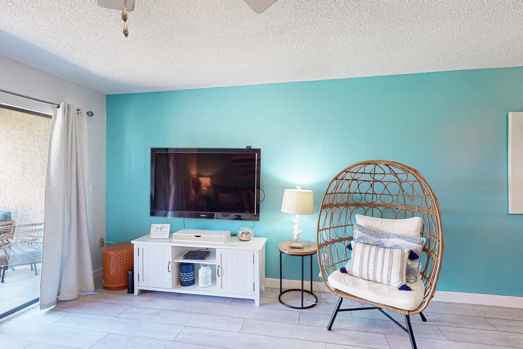 Relaxing townhome with pool, tennis court, beach access, balcony, patio, & TV
