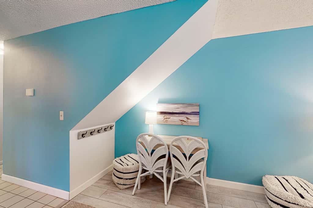 Relaxing townhome with pool, tennis court, beach access, balcony, patio, & TV