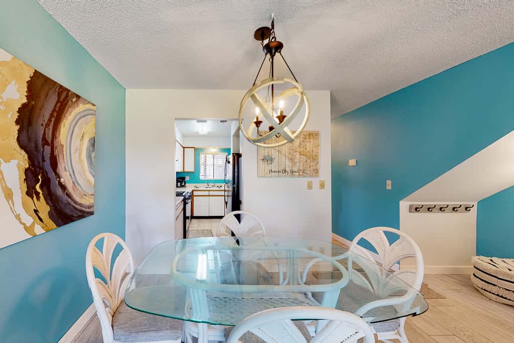 Relaxing townhome with pool, tennis court, beach access, balcony, patio, & TV