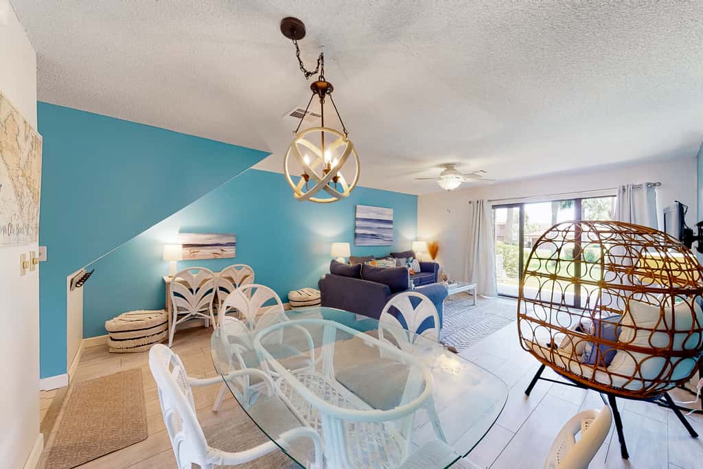 Relaxing townhome with pool, tennis court, beach access, balcony, patio, & TV