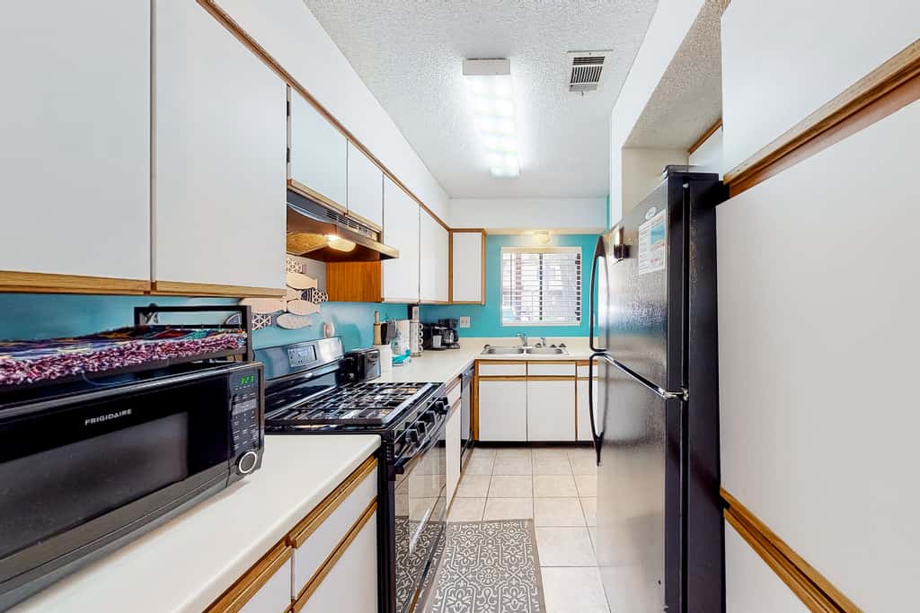 Relaxing townhome with pool, tennis court, beach access, balcony, patio, & TV