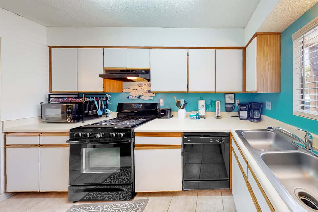 Relaxing townhome with pool, tennis court, beach access, balcony, patio, & TV
