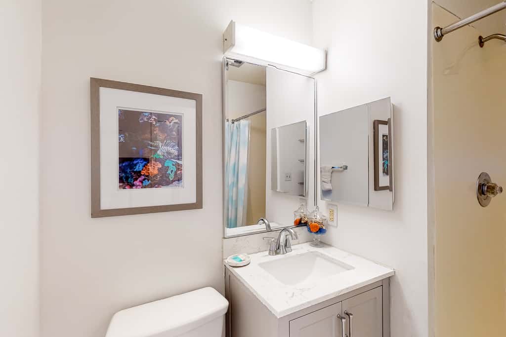 Relaxing townhome with pool, tennis court, beach access, balcony, patio, & TV
