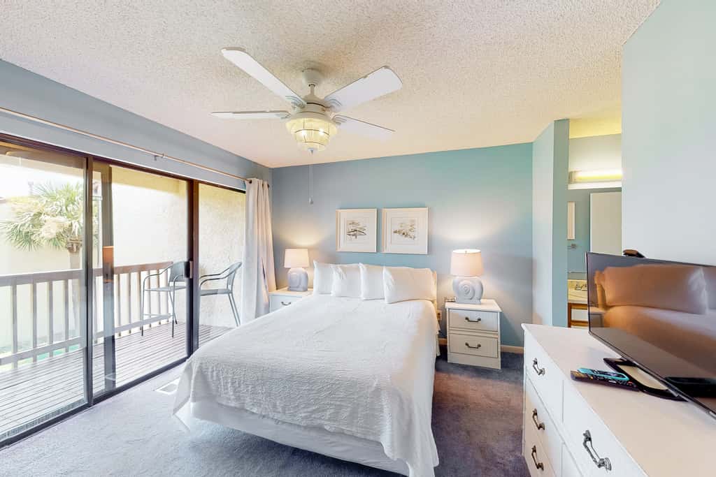 Relaxing townhome with pool, tennis court, beach access, balcony, patio, & TV