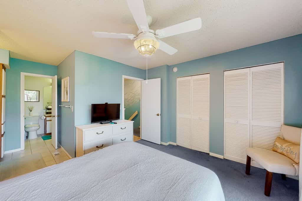 Relaxing townhome with pool, tennis court, beach access, balcony, patio, & TV