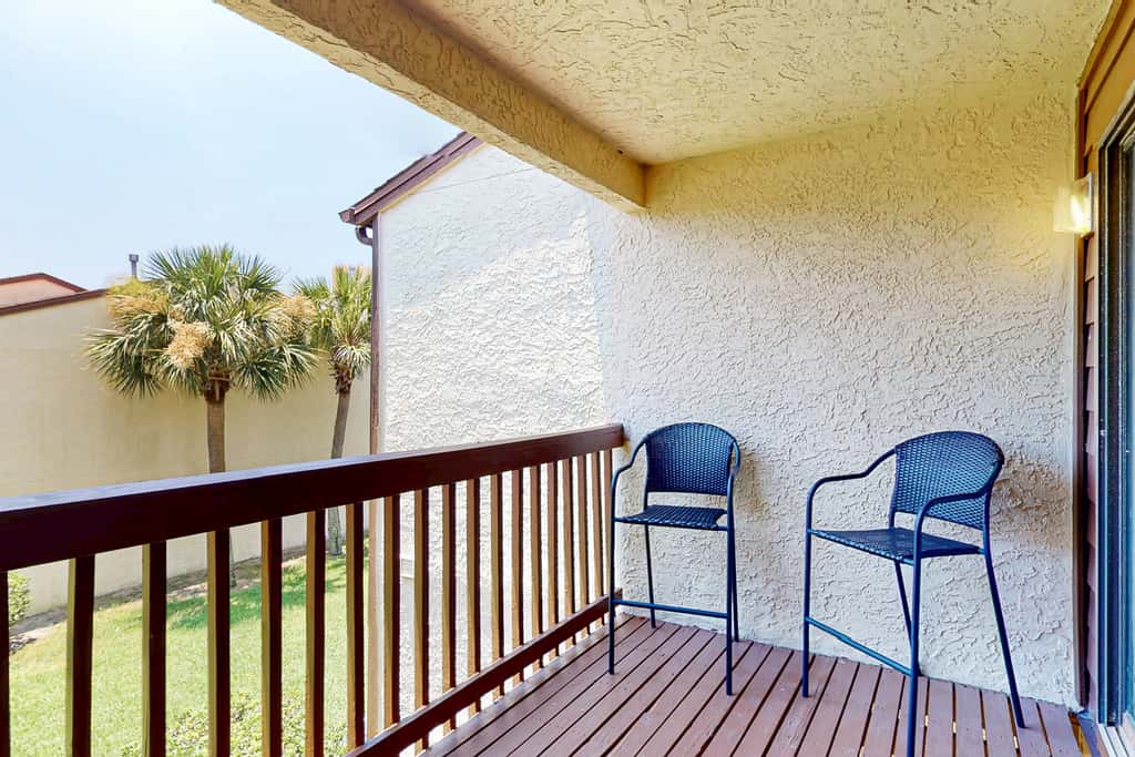 Relaxing townhome with pool, tennis court, beach access, balcony, patio, & TV