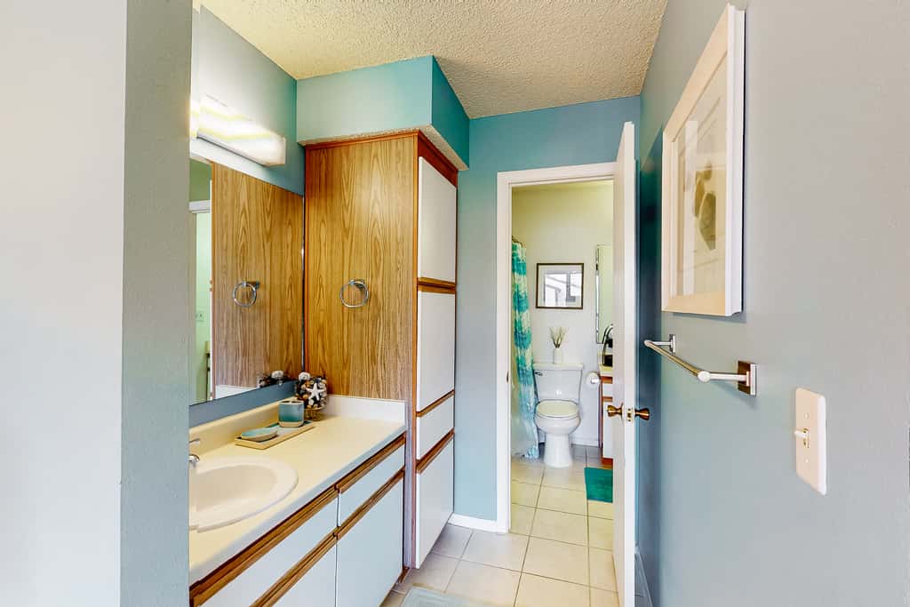 Relaxing townhome with pool, tennis court, beach access, balcony, patio, & TV