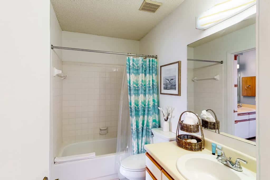 Relaxing townhome with pool, tennis court, beach access, balcony, patio, & TV
