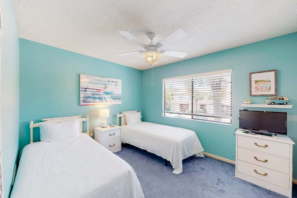 Relaxing townhome with pool, tennis court, beach access, balcony, patio, & TV