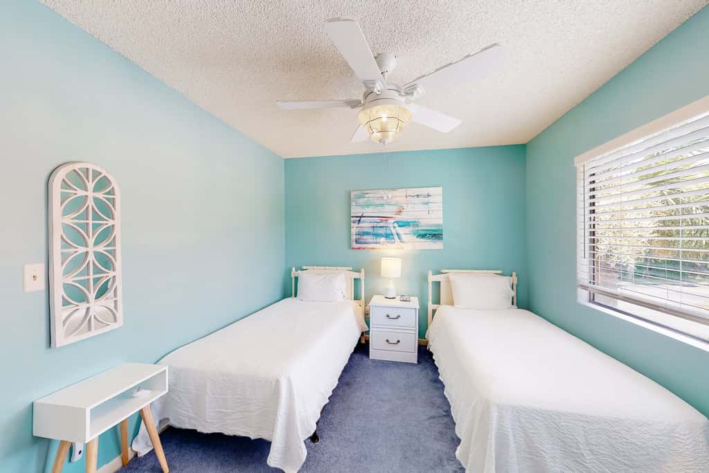 Relaxing townhome with pool, tennis court, beach access, balcony, patio, & TV