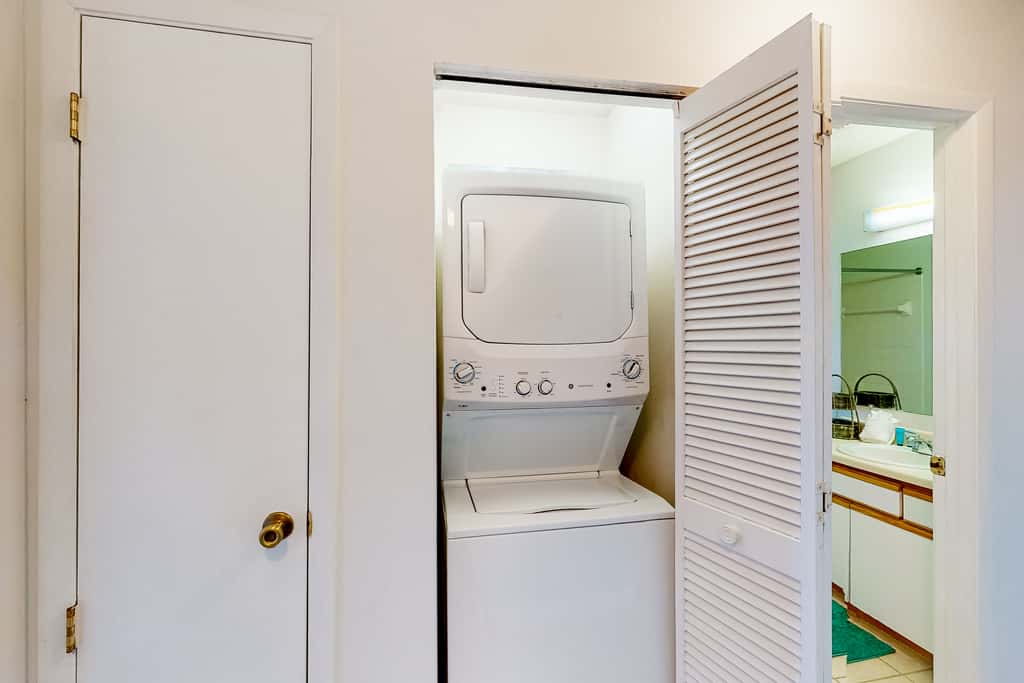 Relaxing townhome with pool, tennis court, beach access, balcony, patio, & TV