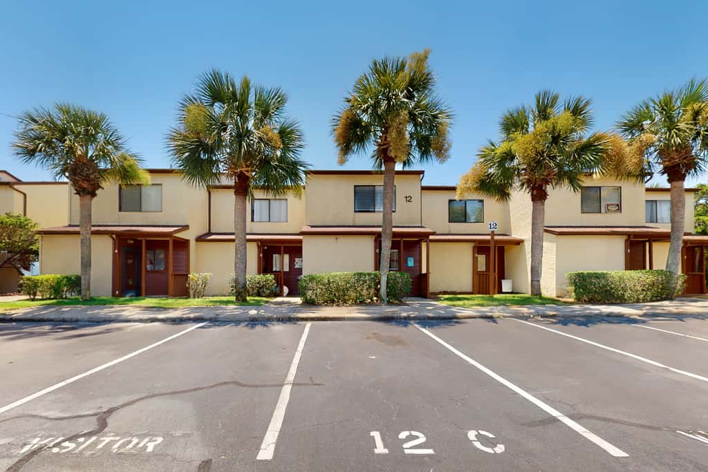 Relaxing townhome with pool, tennis court, beach access, balcony, patio, & TV