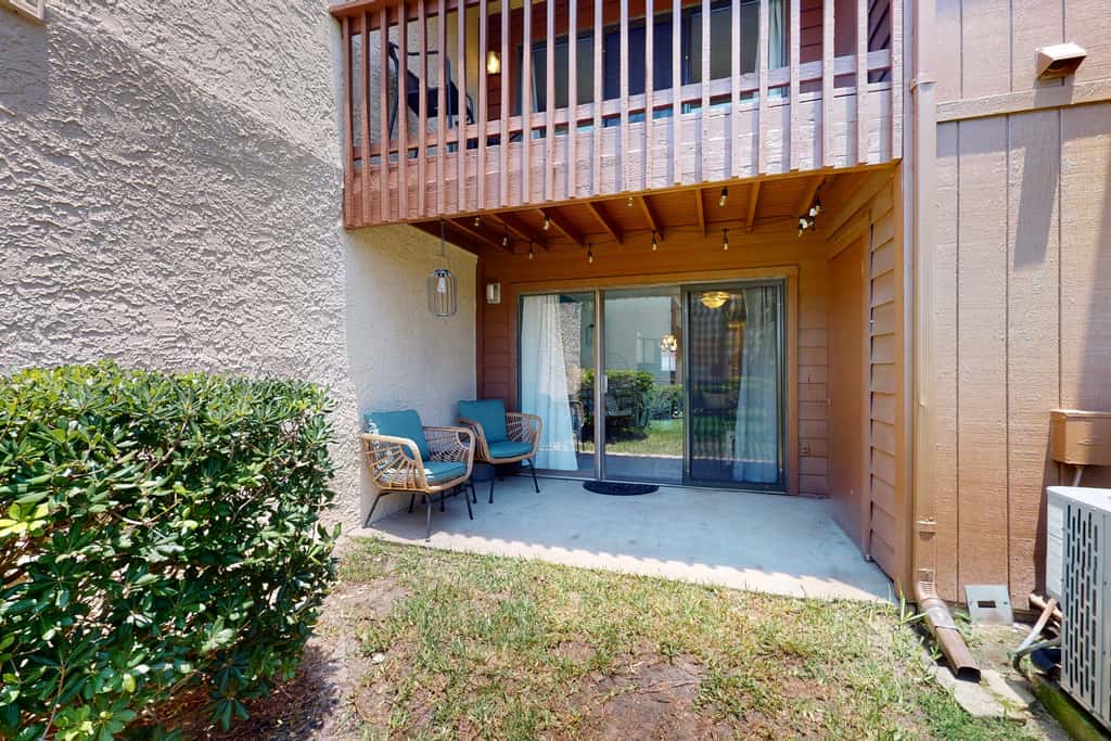 Relaxing townhome with pool, tennis court, beach access, balcony, patio, & TV
