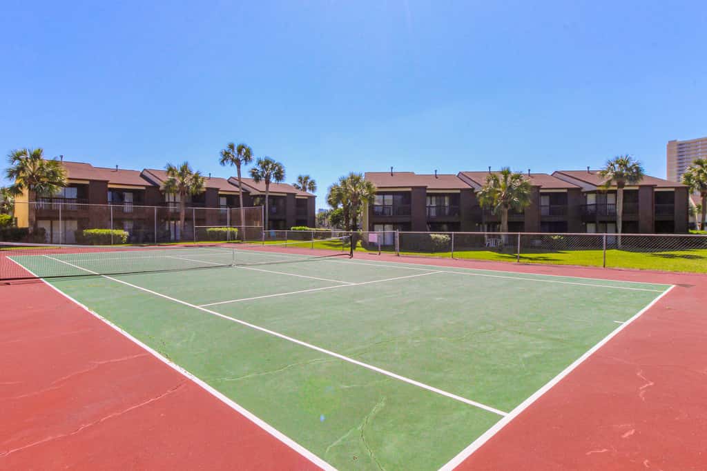 Relaxing townhome with pool, tennis court, beach access, balcony, patio, & TV