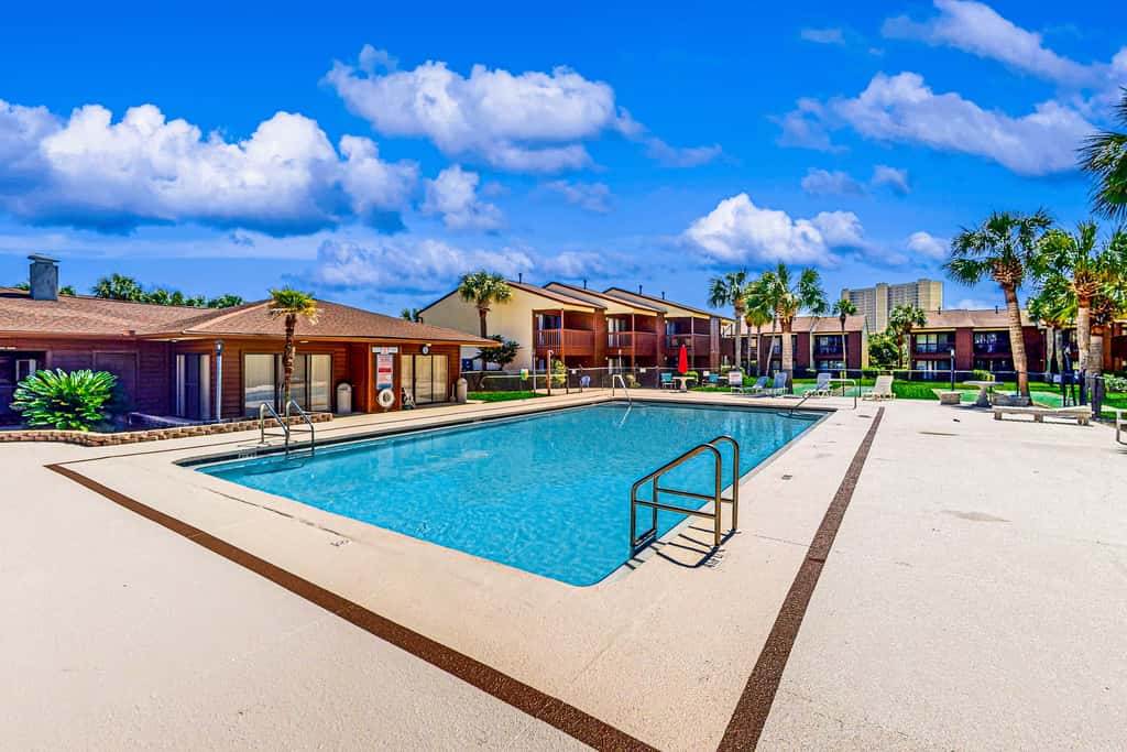 Relaxing townhome with pool, tennis court, beach access, balcony, patio, & TV