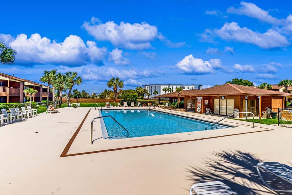 Relaxing townhome with pool, tennis court, beach access, balcony, patio, & TV