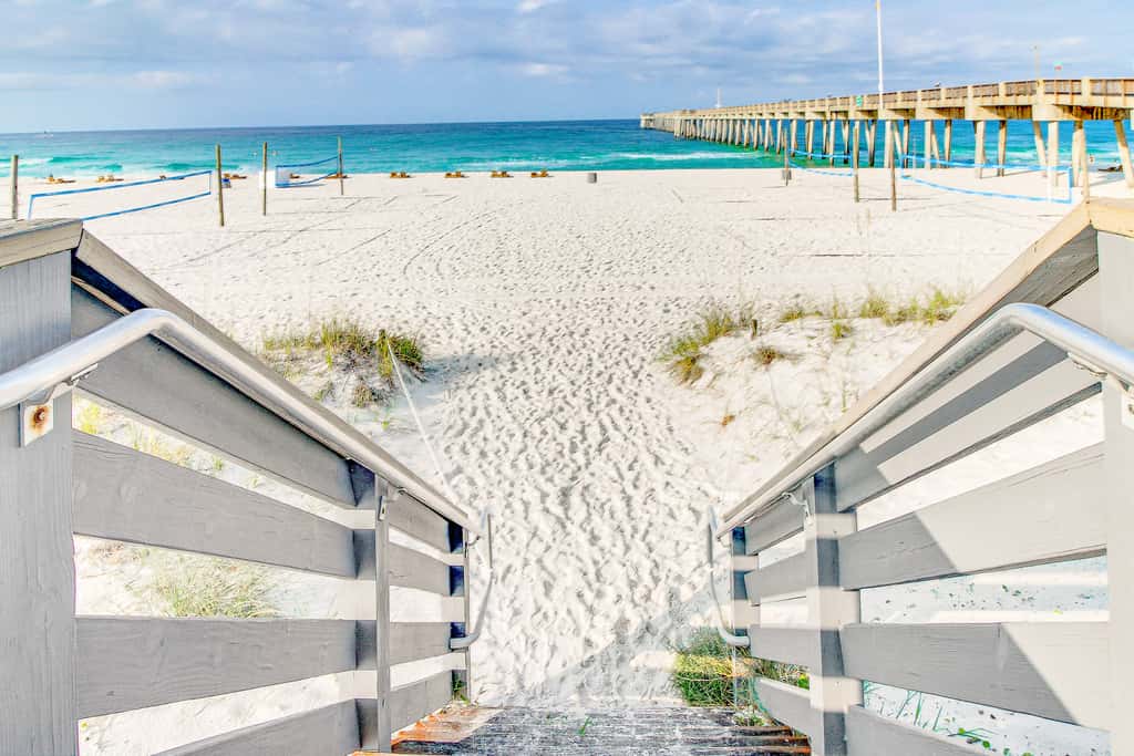 Relaxing townhome with pool, tennis court, beach access, balcony, patio, & TV
