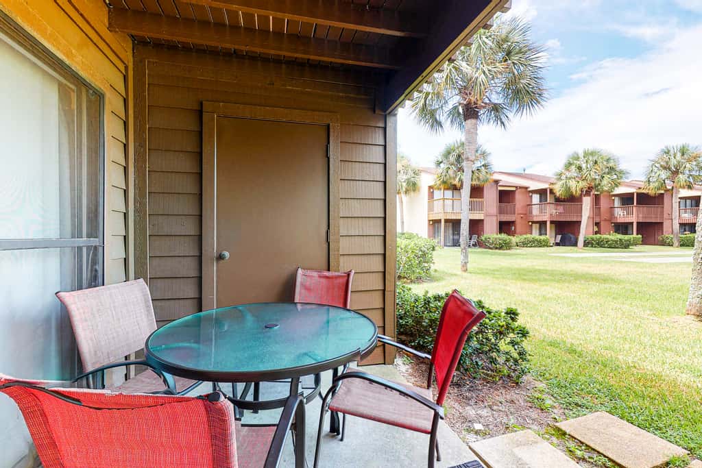 Bright retreat near the beach with pool & tennis courts