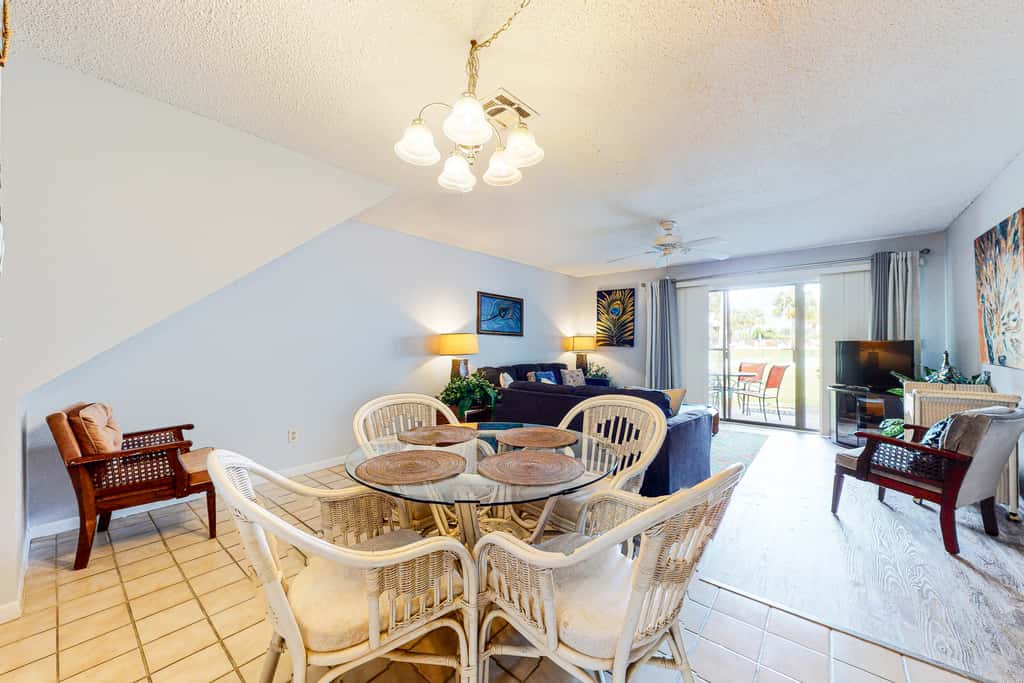 Bright retreat near the beach with pool & tennis courts