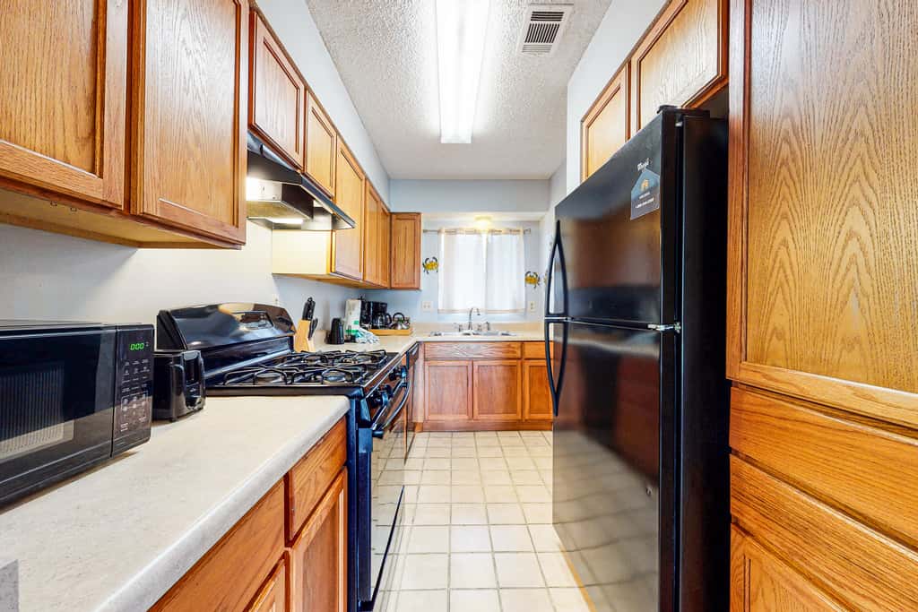 Bright retreat near the beach with pool & tennis courts