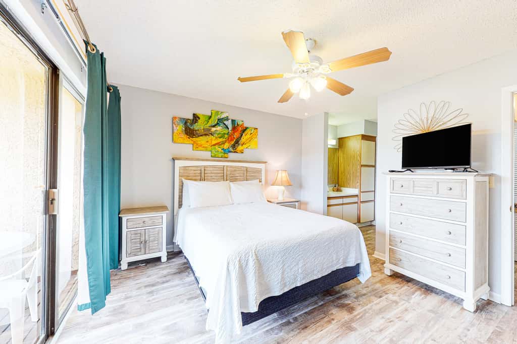 Bright retreat near the beach with pool & tennis courts