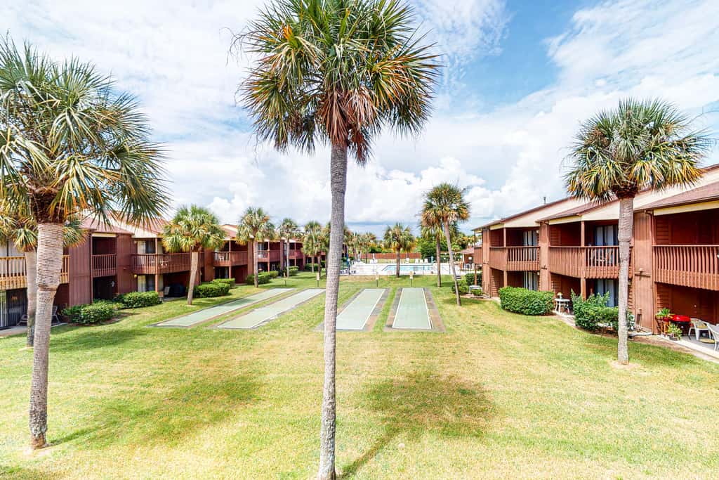 Bright retreat near the beach with pool & tennis courts