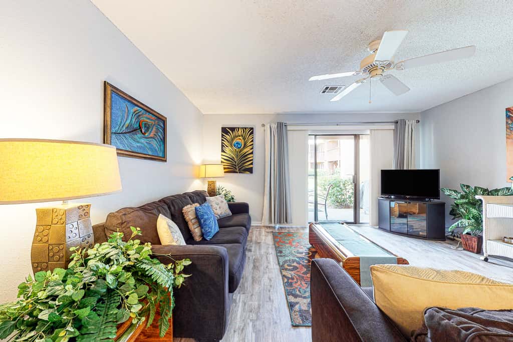 Bright retreat near the beach with pool & tennis courts