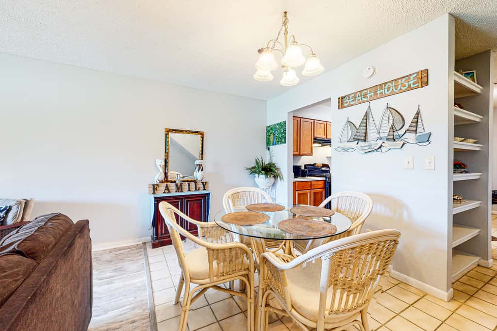 Bright retreat near the beach with pool & tennis courts